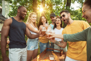 Pessoas em um churrasco para 30 pessoas felizes